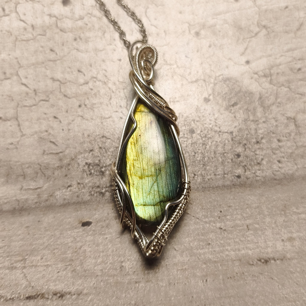 Pendentif Labradorite Verte – Wirewrapping Cuivre Patiné | Création Unique