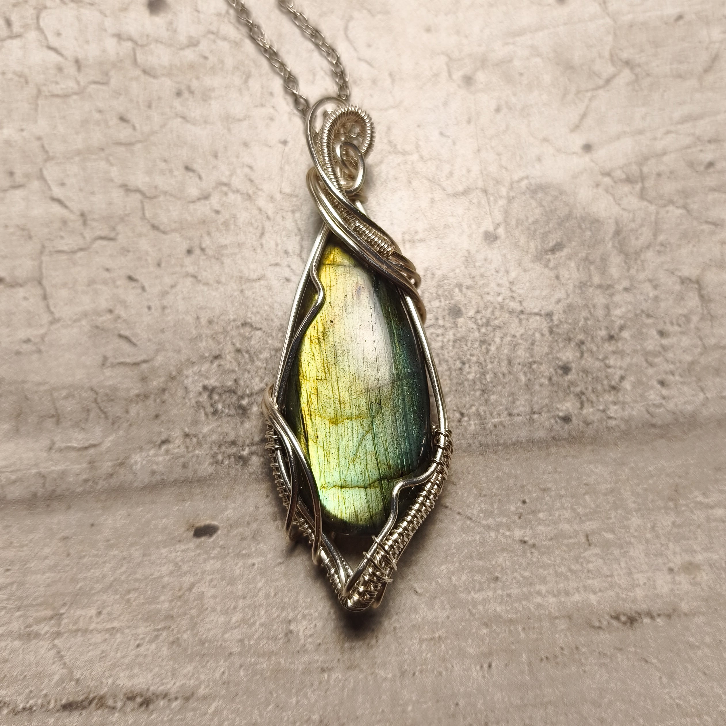 Pendentif Labradorite Verte – Wirewrapping Cuivre Patiné | Création Unique