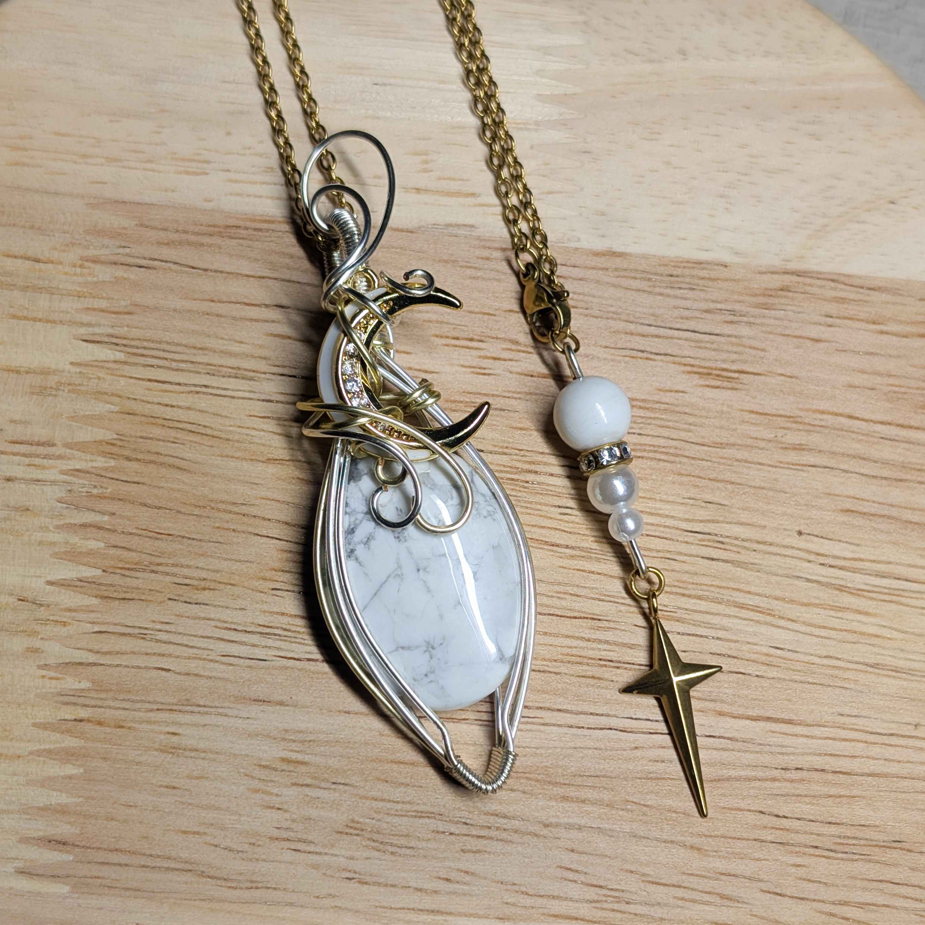 Pendentif Howlite blanche naturelle avec veines grises et tressage cuivre patiné fait main