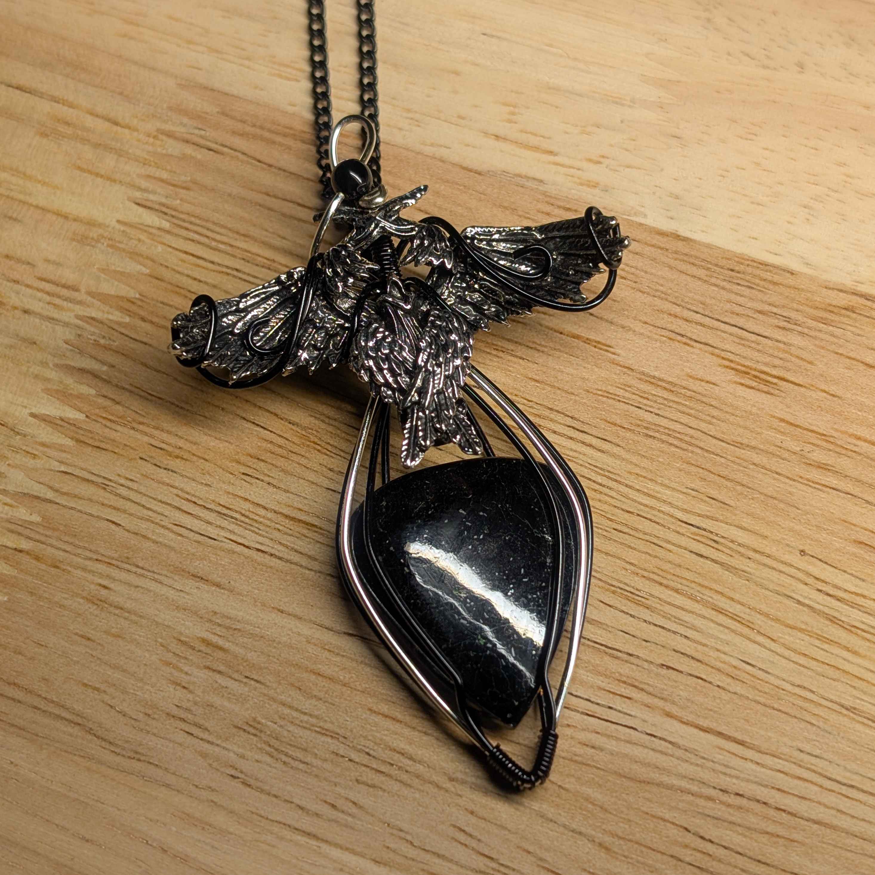 Pendentif Tourmaline Noire naturelle avec tressage cuivre patiné fait main