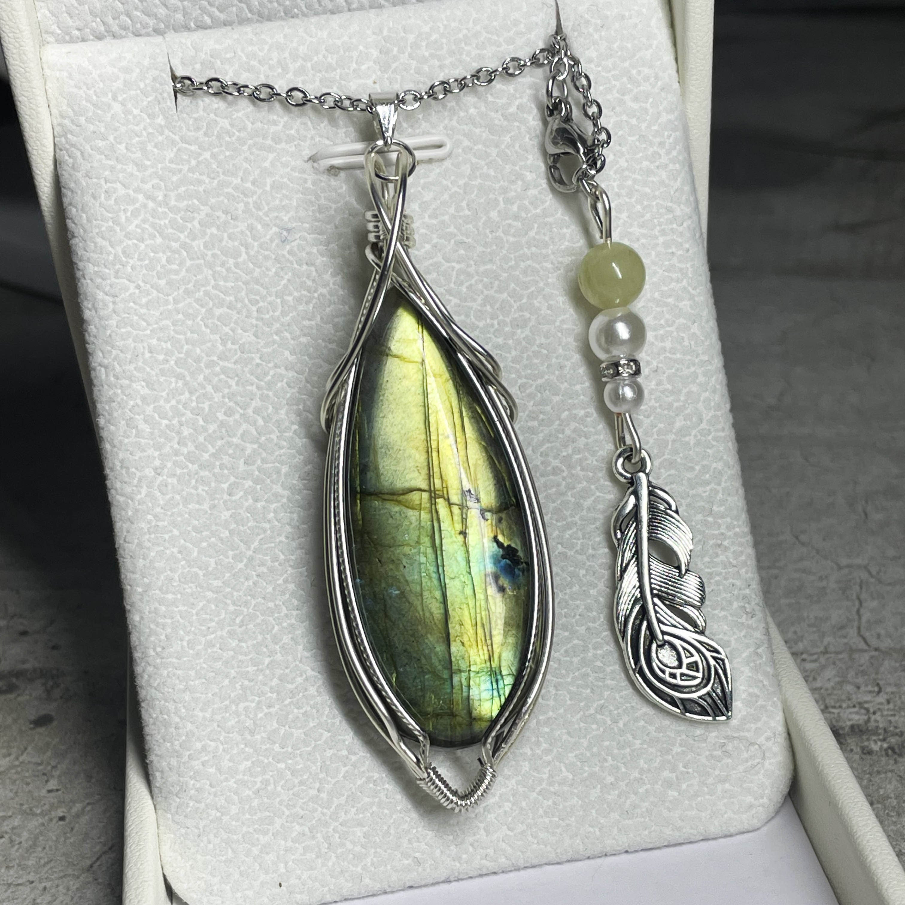 Pendentif labradorite verte artisanal sertissage argenté tressé bijou fait main