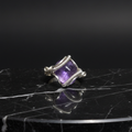 Bague améthyste carrée cage fil argenté marbre noir