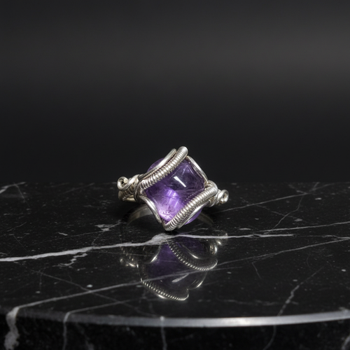 Bague améthyste carrée cage fil argenté marbre noir