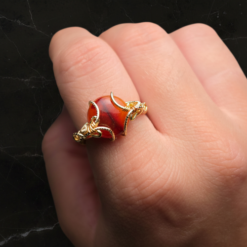 Bague cornaline – fond marbre noir