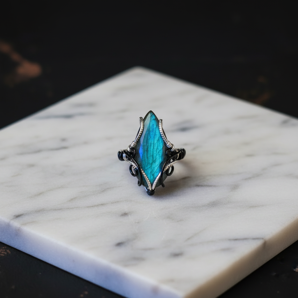 Bague Labradorite sur marbre