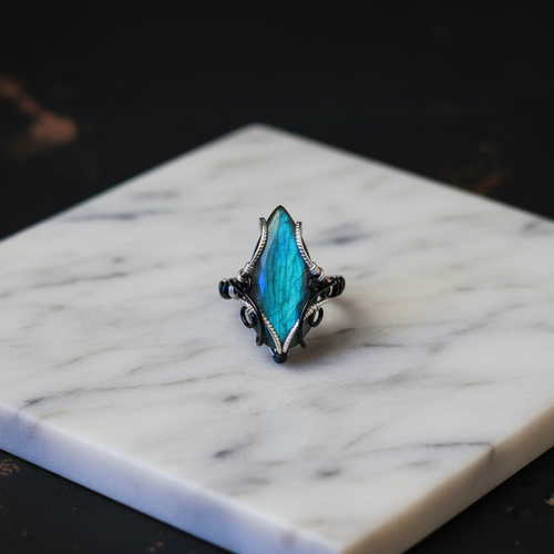 Bague Labradorite sur marbre