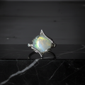 Bague opale éthiopienne losange irisée marbre noir