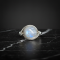 Bague pierre de lune ronde bleue fil argenté marbre noir