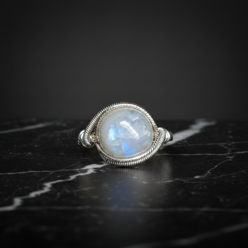 Bague pierre de lune ronde bleue fil argenté marbre noir