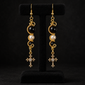 Boucles d’oreilles dorées sur support noir, style dark luxe
