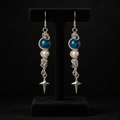 Boucles d’oreilles sur support noir, style dark luxe