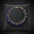 Bracelet lapis-lazuli sur coussin anthracite fond noir