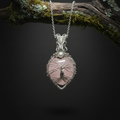 Pendentif arbre de vie - gros plan mis en valeur