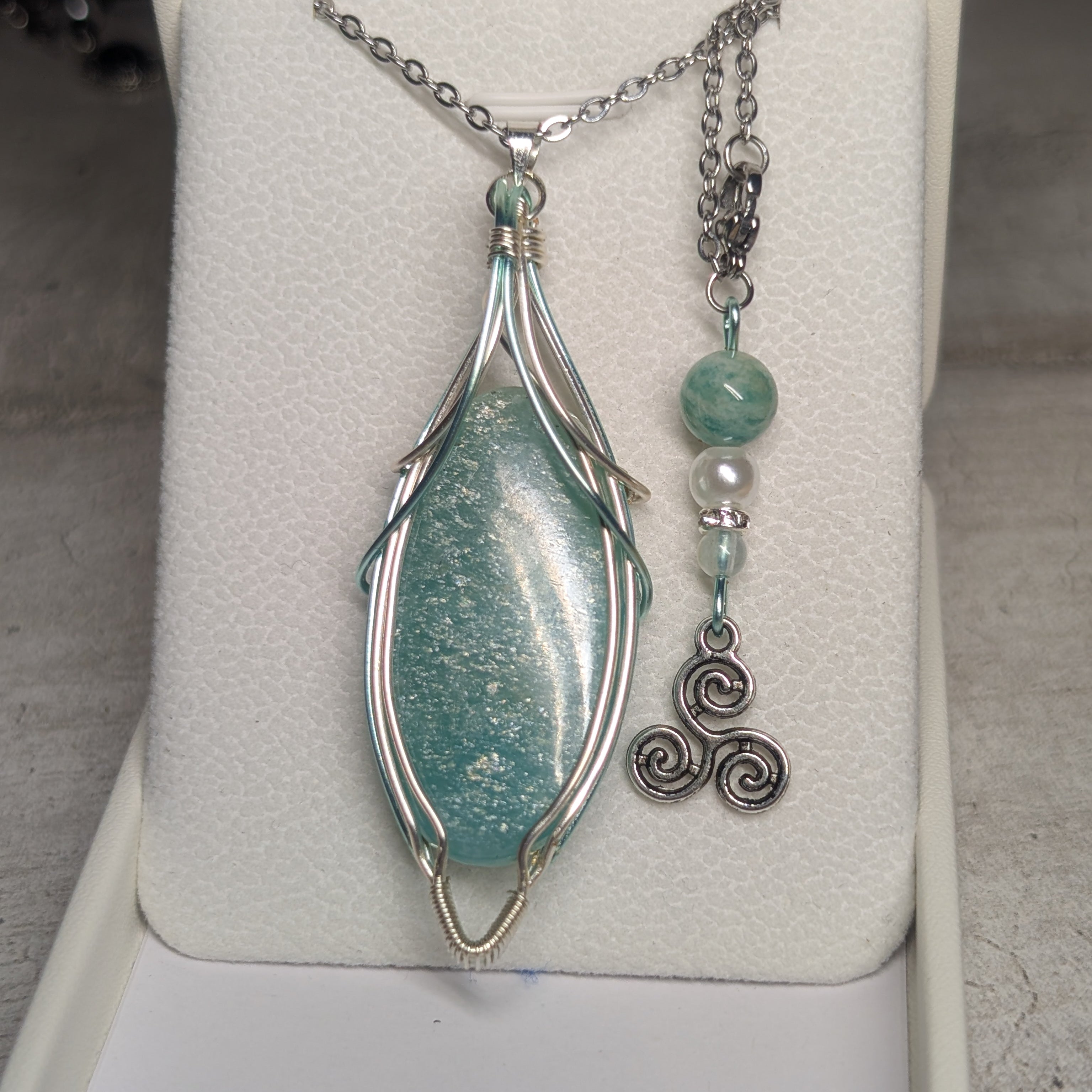 Pendentif artisanal en amazonite naturelle turquoise et vert d'eau serti dans cuivre patiné vert d'eau et argent anti-ternissement, création unique fait main