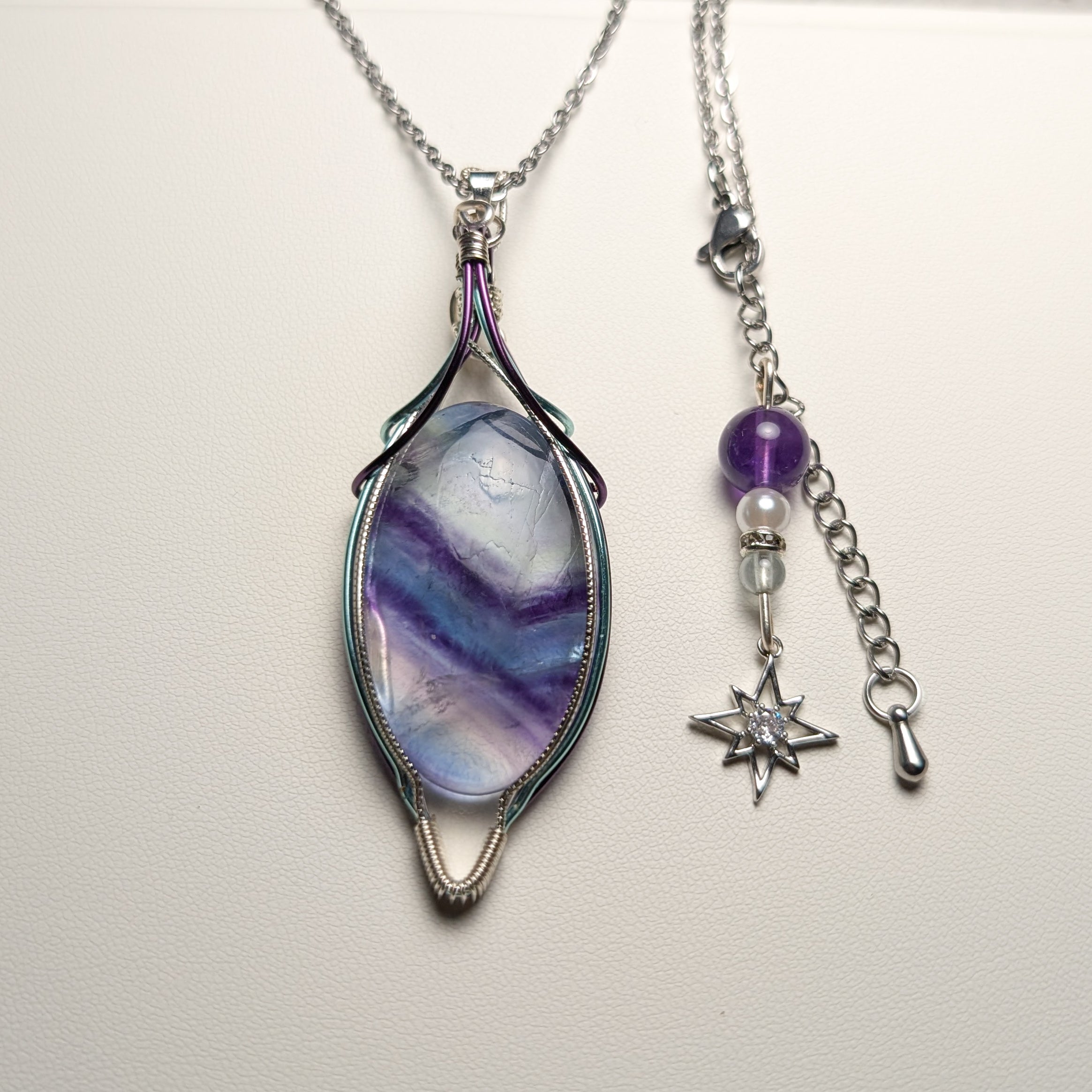 Pendentif Fluorite Violette & Bleue – Wire Wrapping Cuivre Patiné | Fait Main