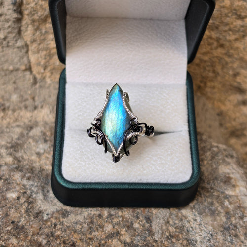 Bague Labradorite Réglable – Pierre Marquise Irisée