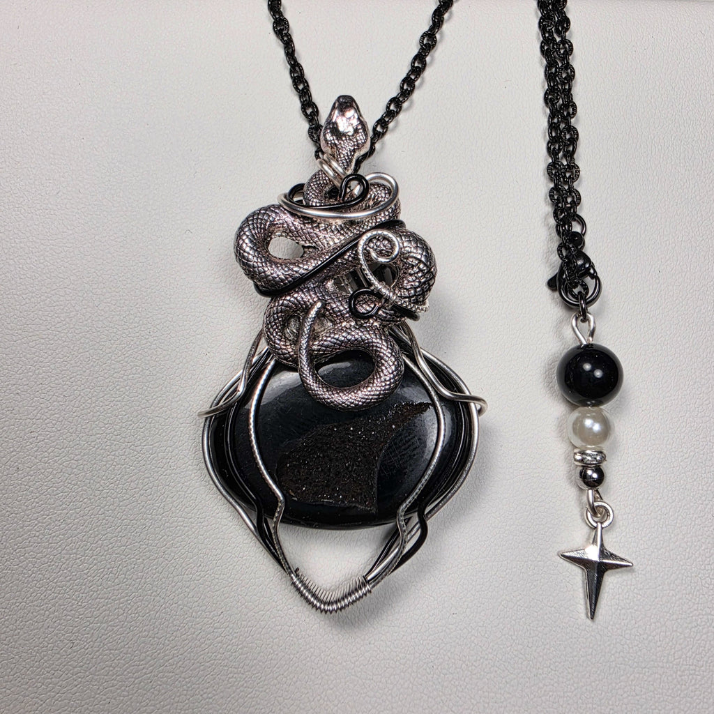 Pendentif onyx druze avec serpent sculpté en wire wrapping fait main