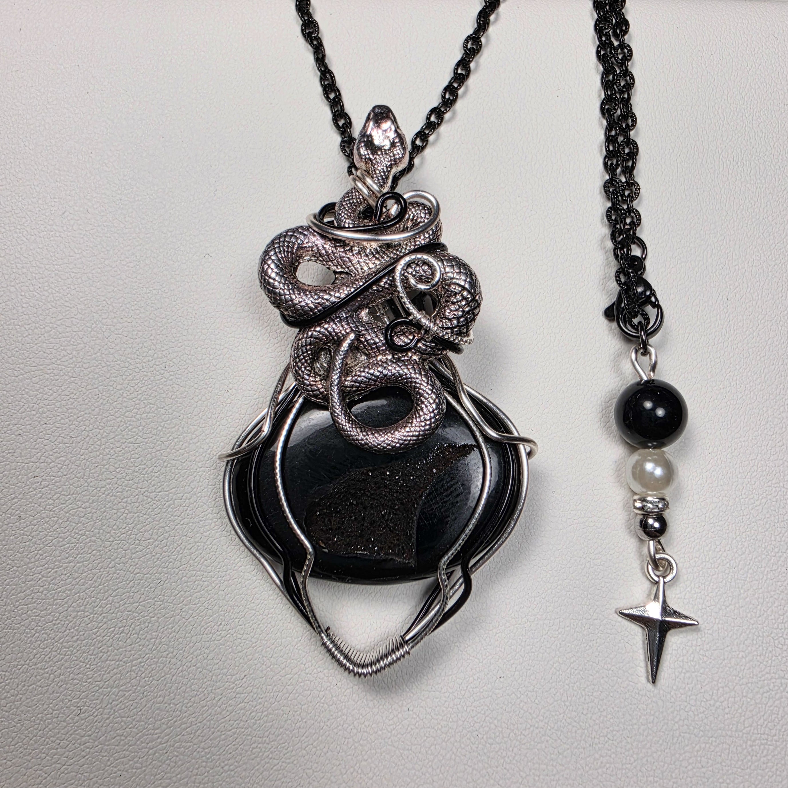 Pendentif onyx druze avec serpent sculpté en wire wrapping fait main