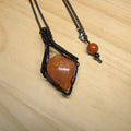 Pendentif artisanal en cornaline naturelle orangée serti dans cuivre patiné full black anti-ternissement, création unique fait main