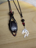 Pendentif Psilomelane – Tressage Cuivre Patiné Noir, Argenté & Rouge | Pièce Unique