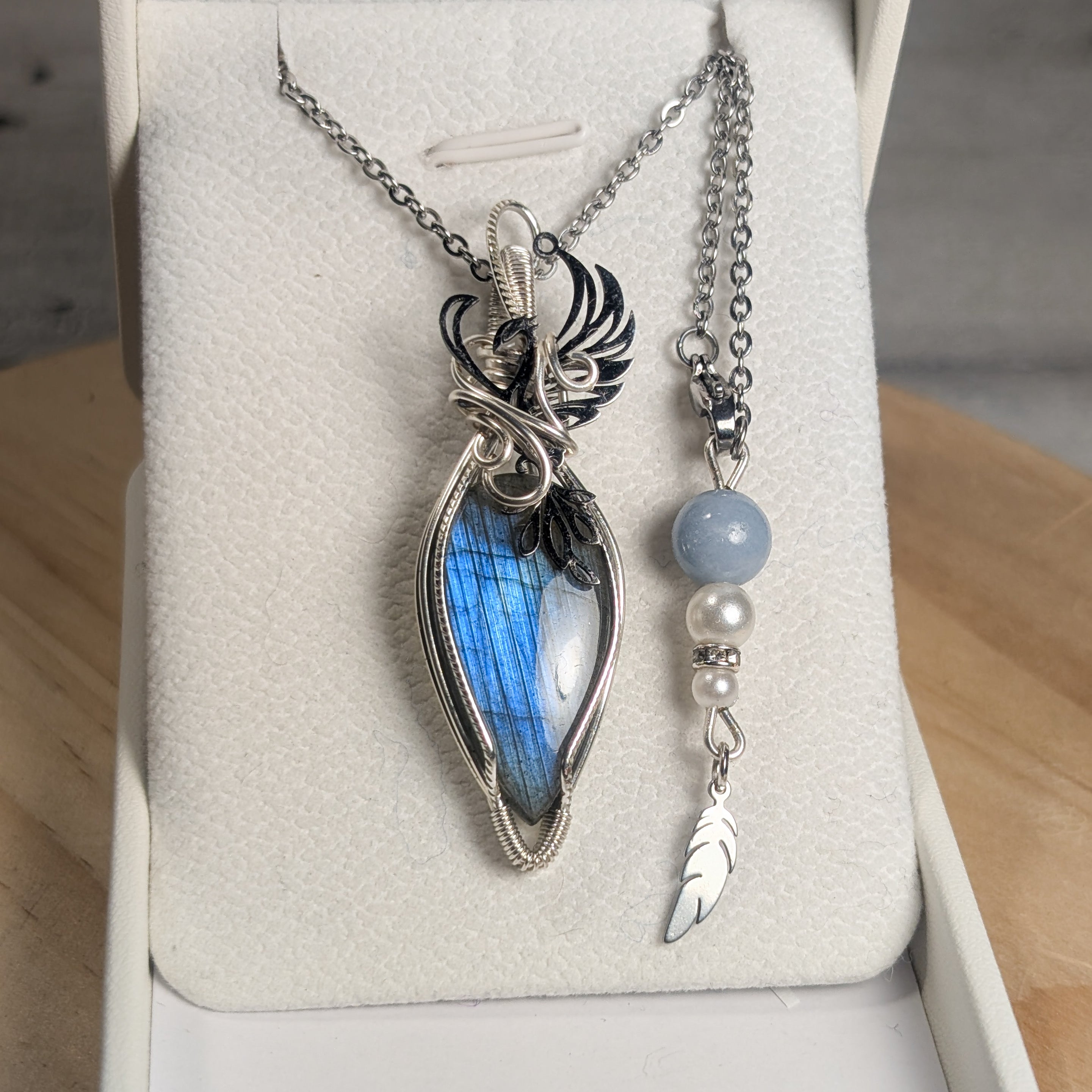 Pendentif Phoenix – Cuivre Patiné Tressé & Labradorite Bleue | Pièce Unique
