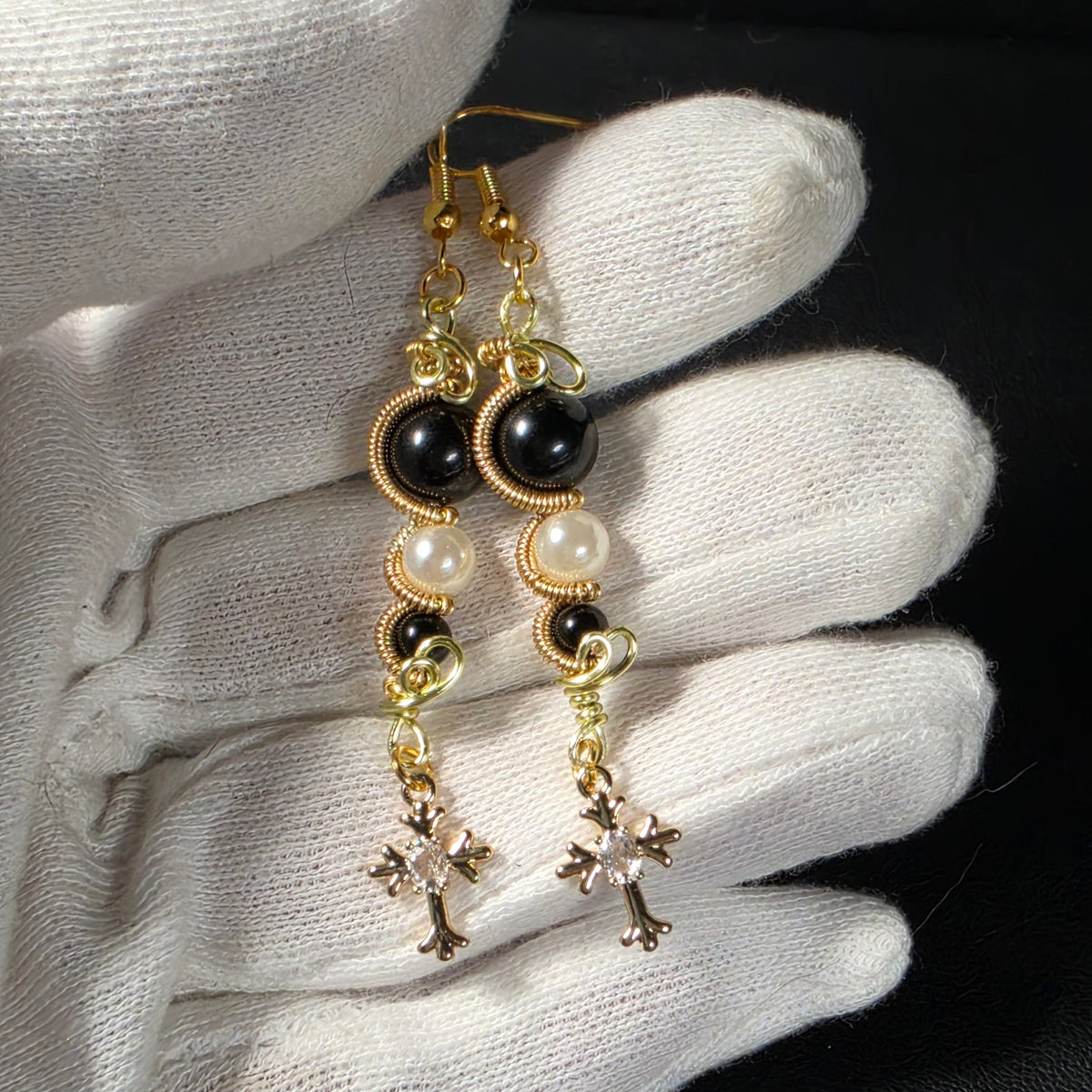 Boucles d’oreilles uniques en cuivre patiné, spinelle et tourmaline