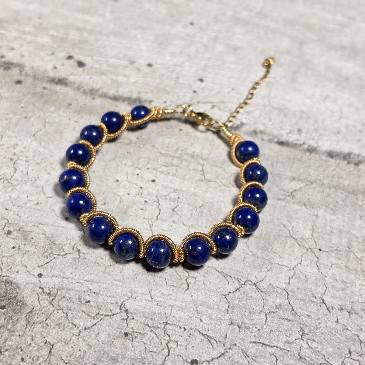 Bracelet lapis-lazuli et cuivre patiné doré wire wrapping fait main