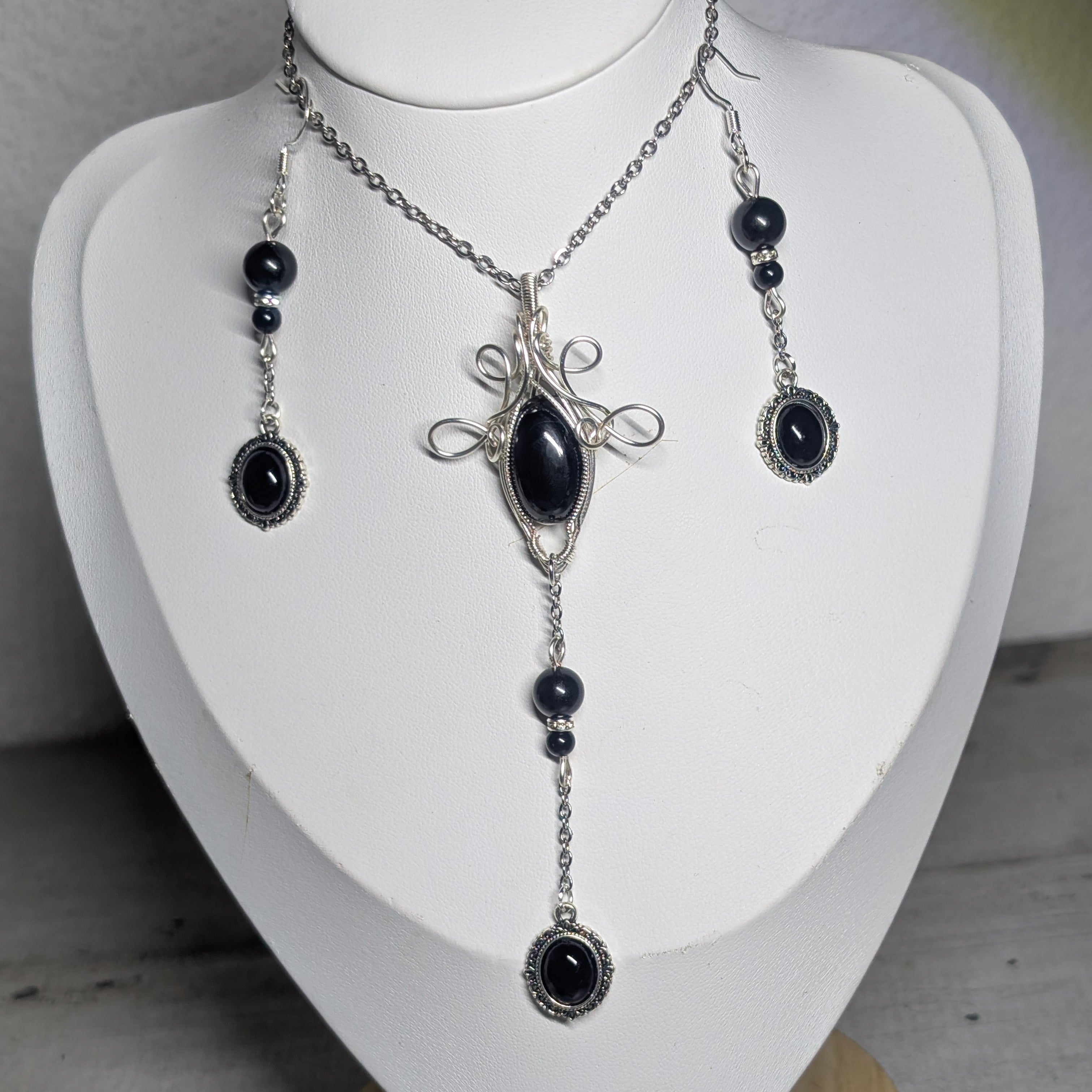 Pendentif Artisanal – Spinelle Noir & Cuivre Patiné | Fait Main | Anti-Ternissement