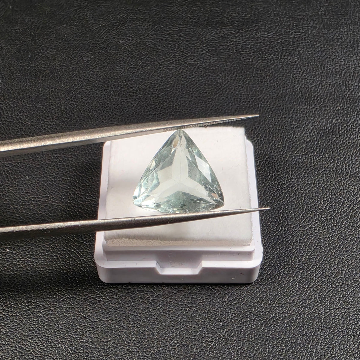 Gemme Facettée Fluorite Trillion 10.96 ct – Pierre Facettée Naturelle