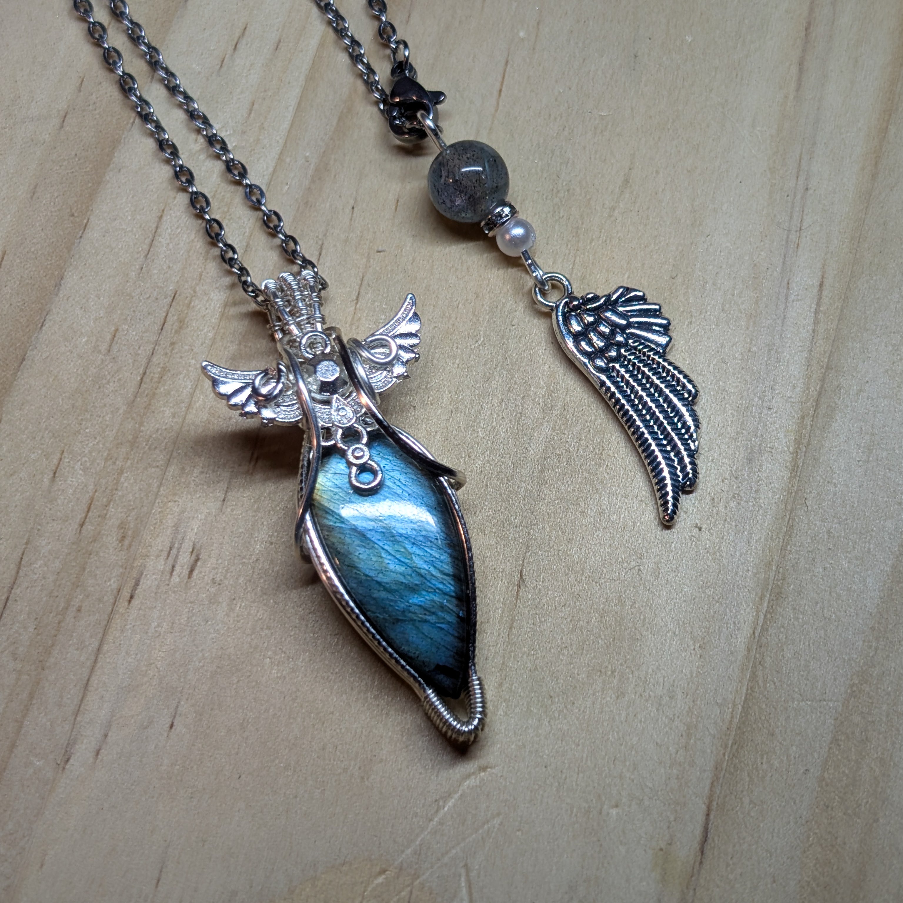 Pendentif unique en cuivre tressé à la main avec patine argentée et chaîne en acier inoxydable - création artisanale fait main