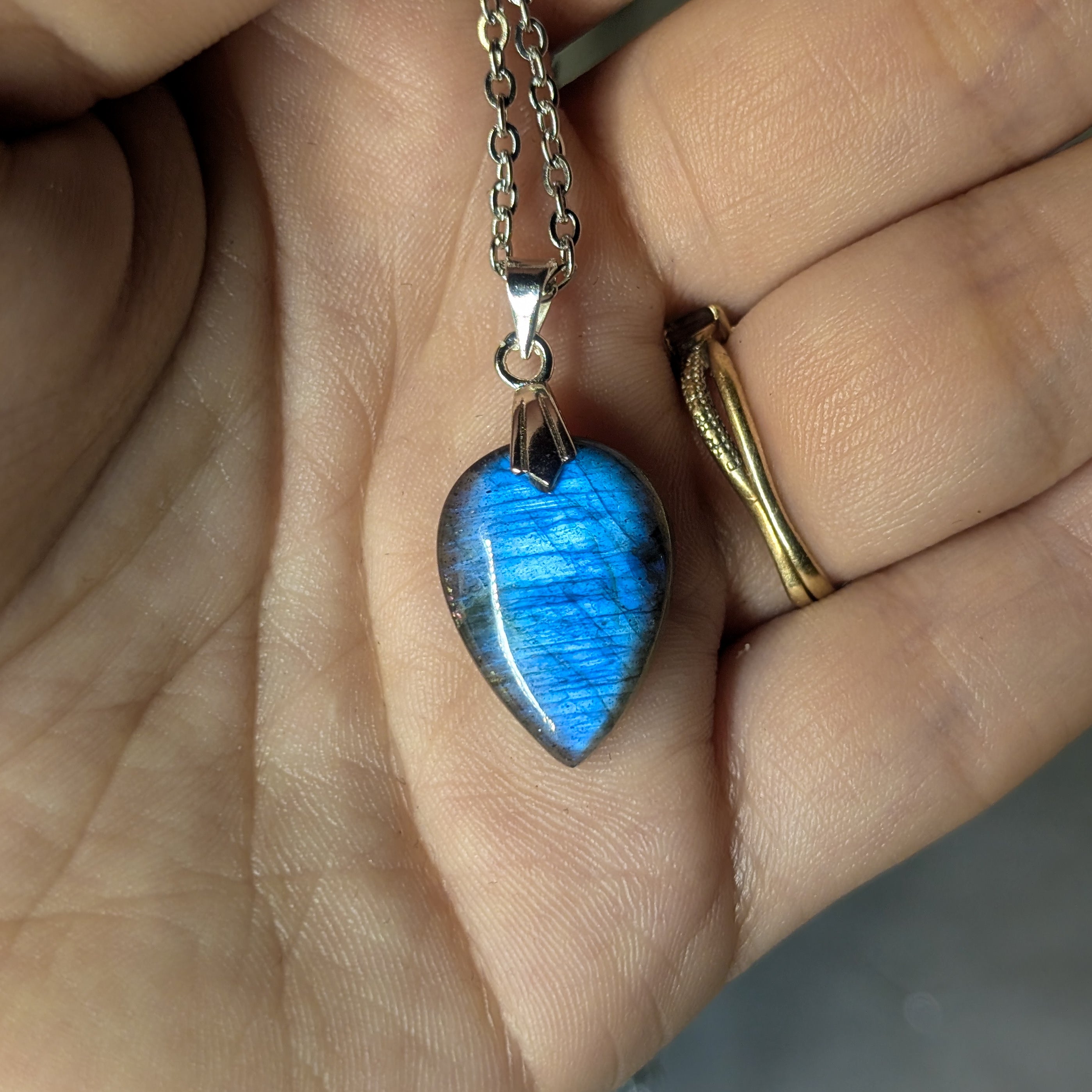 Pendentif labradorite bleu percer a la mains bélière argent 925 chaîne en acier inoxydable