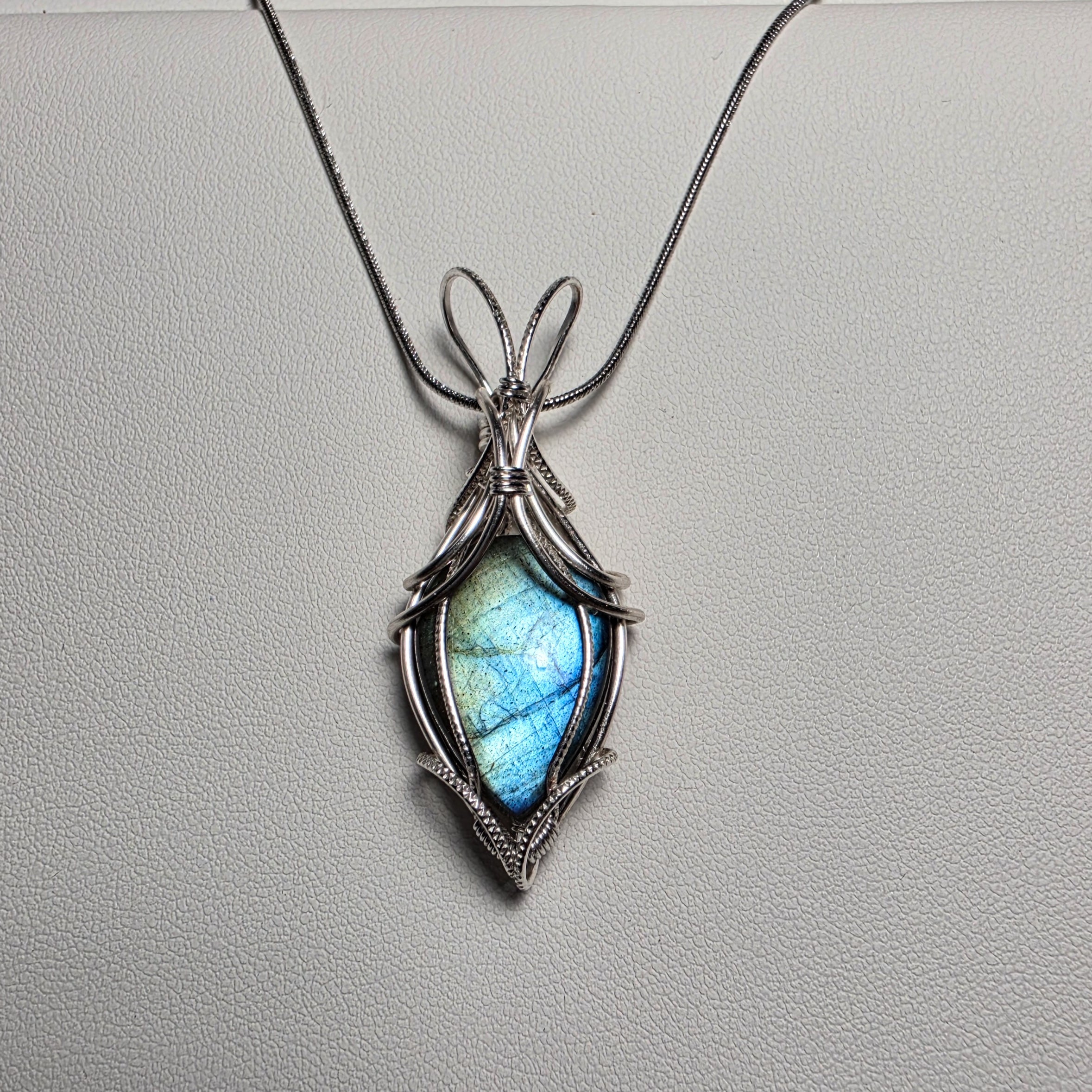 Pendentif Labradorite Bleu-Vert – Wire-Wrap Argent