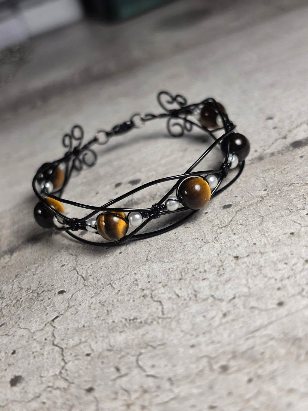 Bracelet œil de tigre et fil de cuivre patiné noir wire wrapping fait main