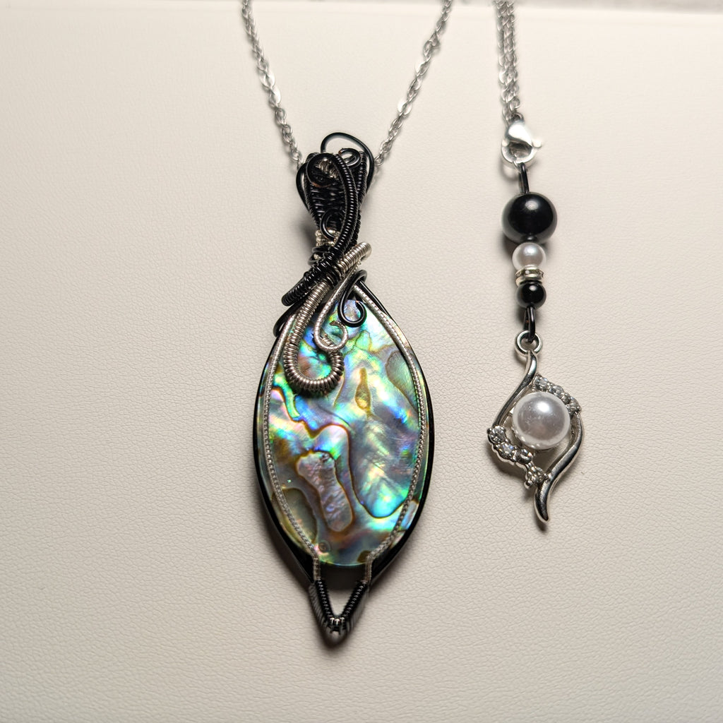 Pendentif Tressé Wirewrapping – Nacre & Acier | Pièce Unique