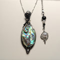 Pendentif Tressé Wirewrapping – Nacre & Acier | Pièce Unique