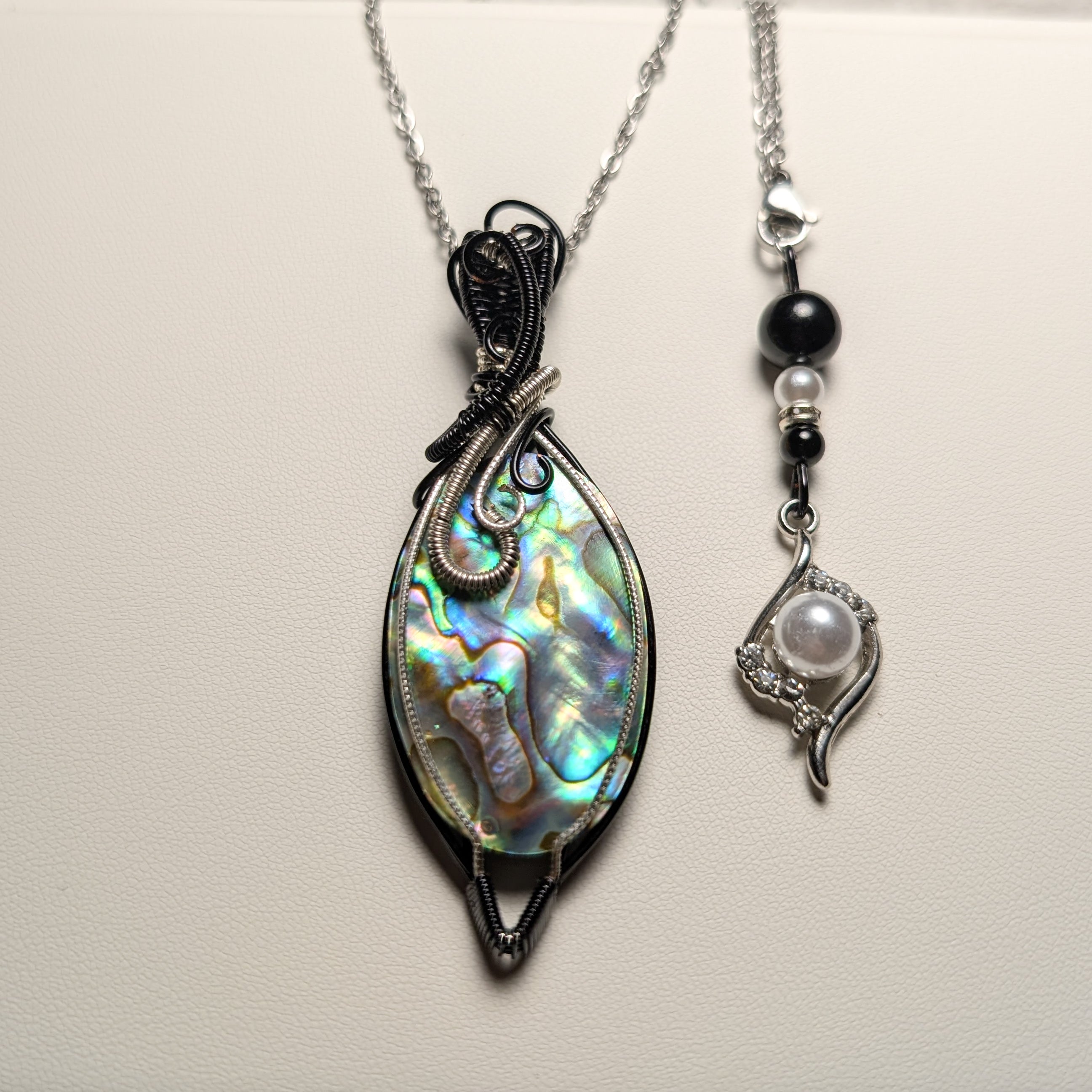 Pendentif Tressé Wirewrapping – Nacre & Acier | Pièce Unique