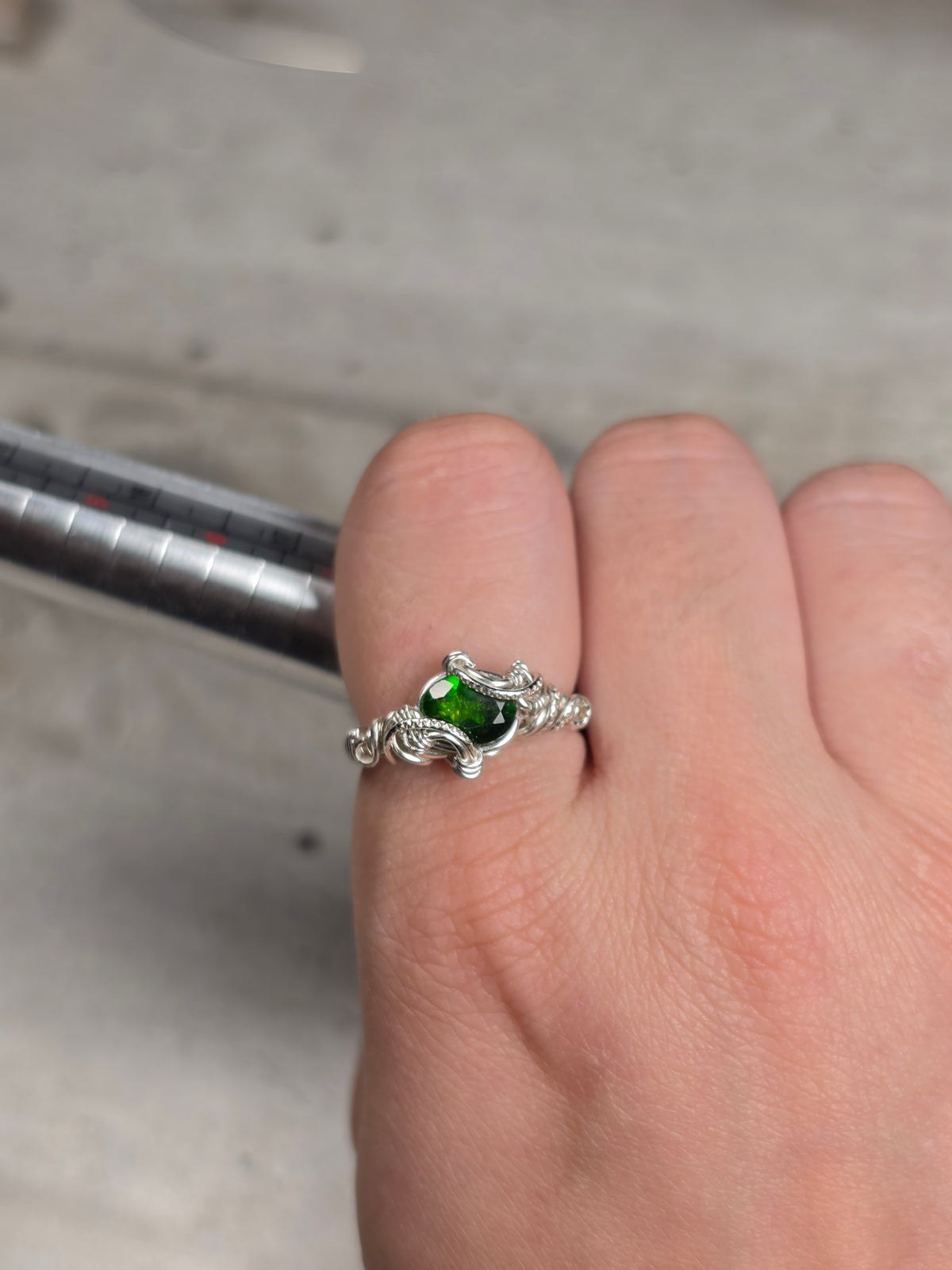 Bague Diopside Naturel – Monture Cuivre Patiné Fait Main
