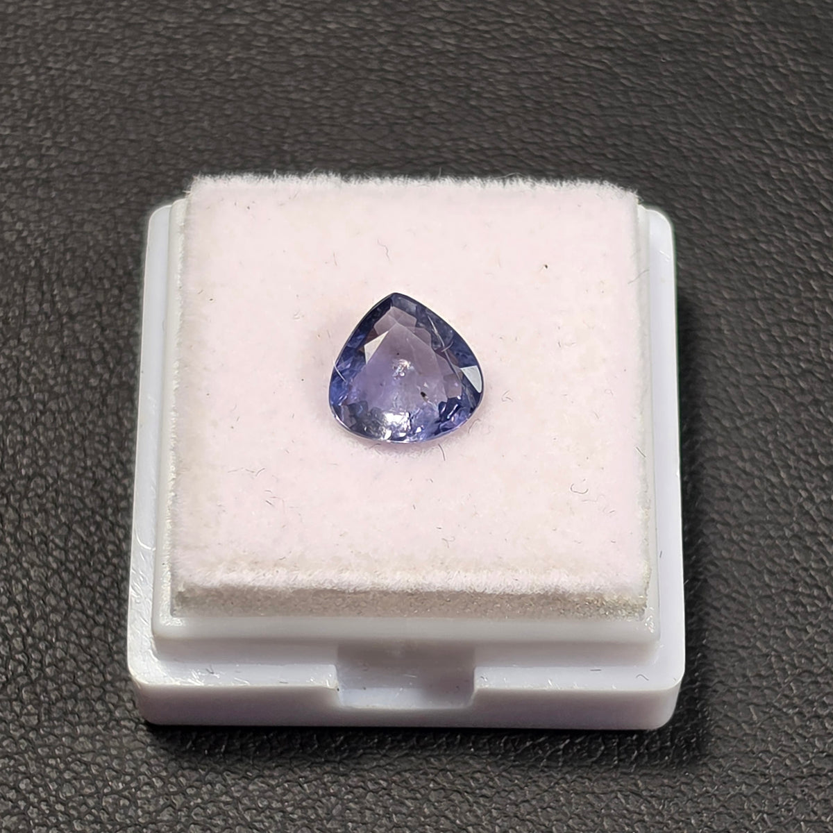 Iolite Naturelle – 1,29 ct | 8 x 8 x 3,9 mm – Montage Inclus