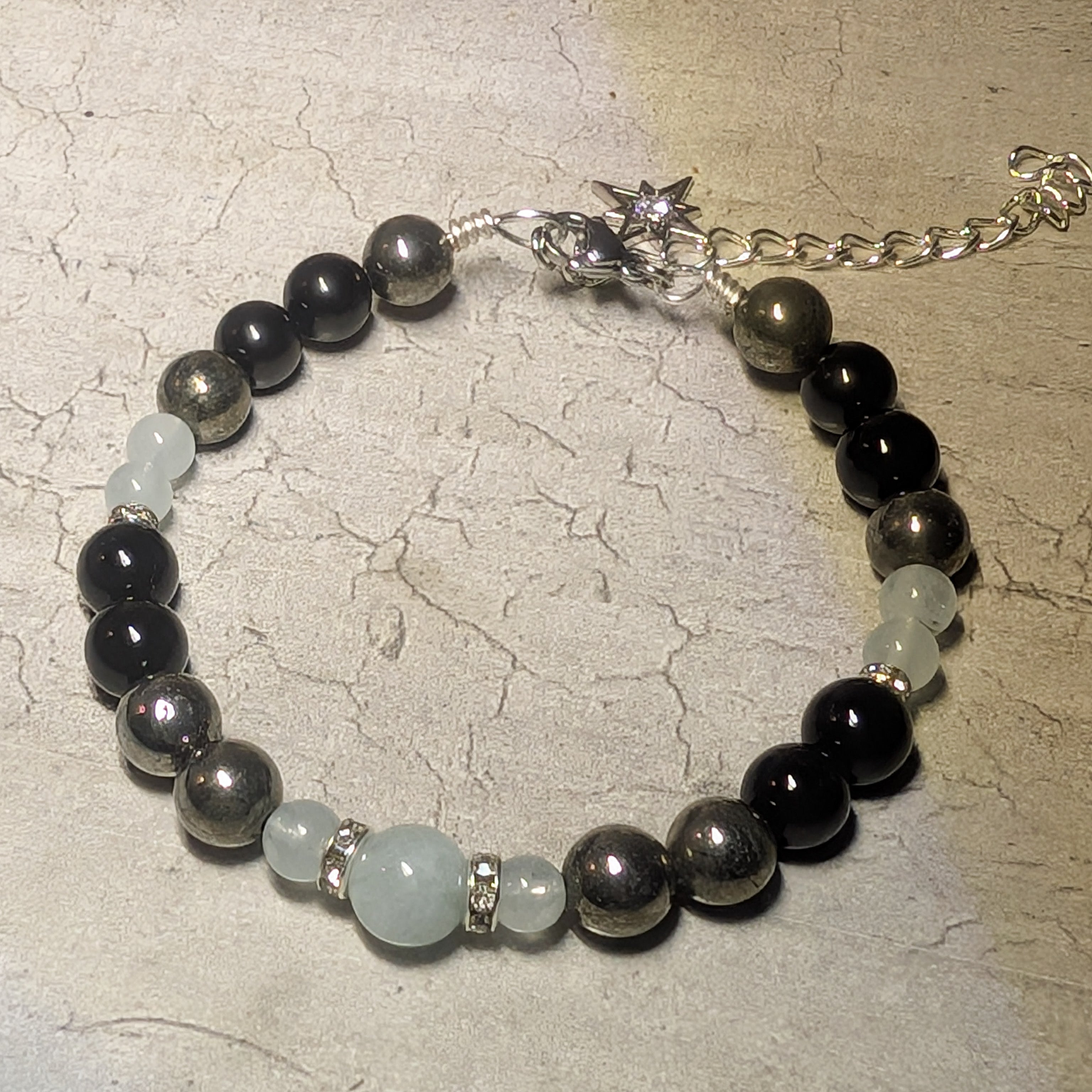 Bracelet lithothérapie apprendre a poser ses limite tourmaline pyrite aigue marine bracelet dure avec fermoir en cuivre patiné