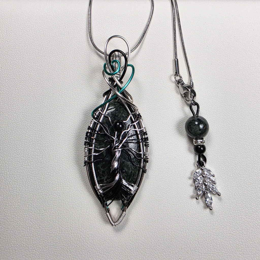 Pendentif wire-wrapping arbre de vie sur tourmaline verte avec chaîne snake argentée