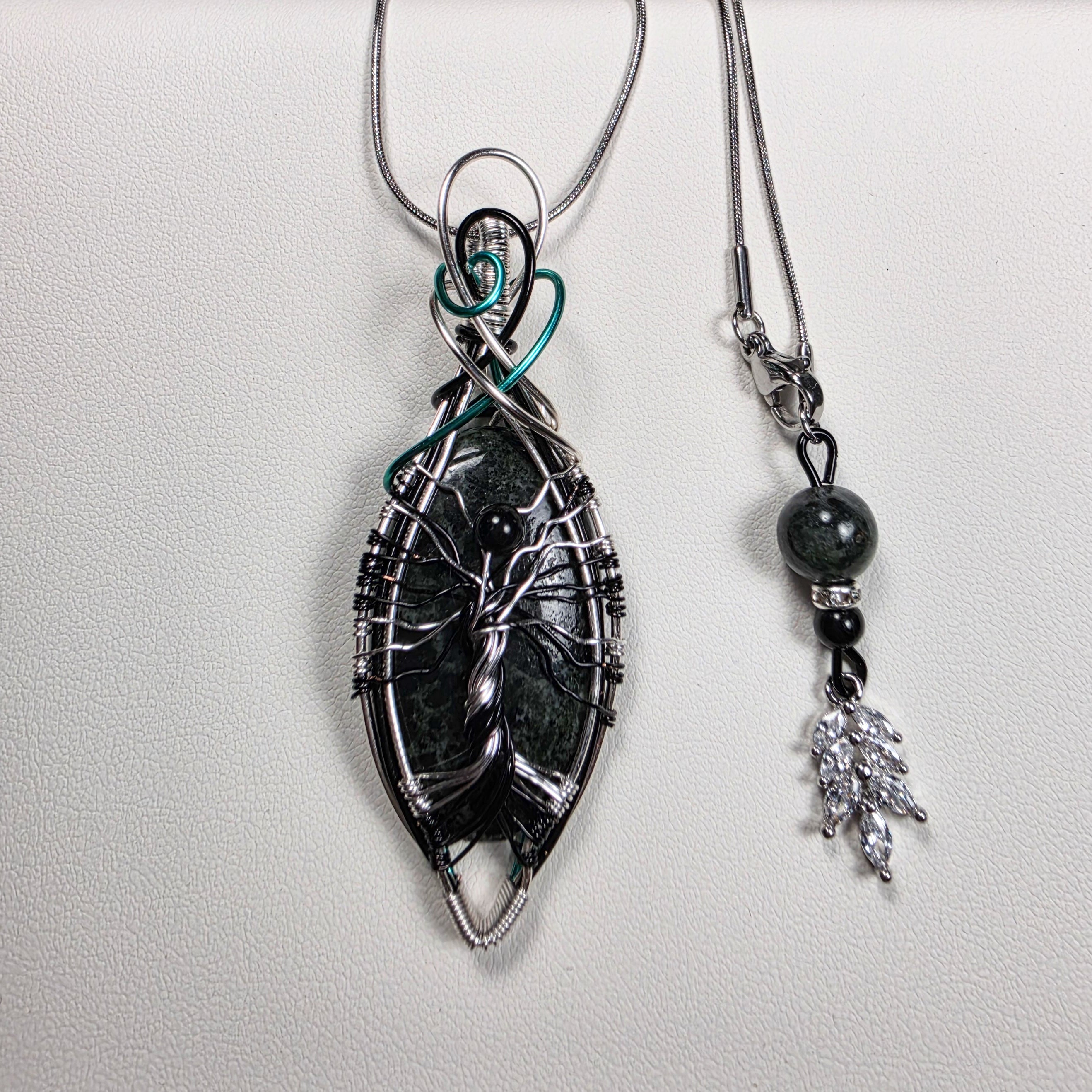Pendentif wire-wrapping arbre de vie sur tourmaline verte avec chaîne snake argentée