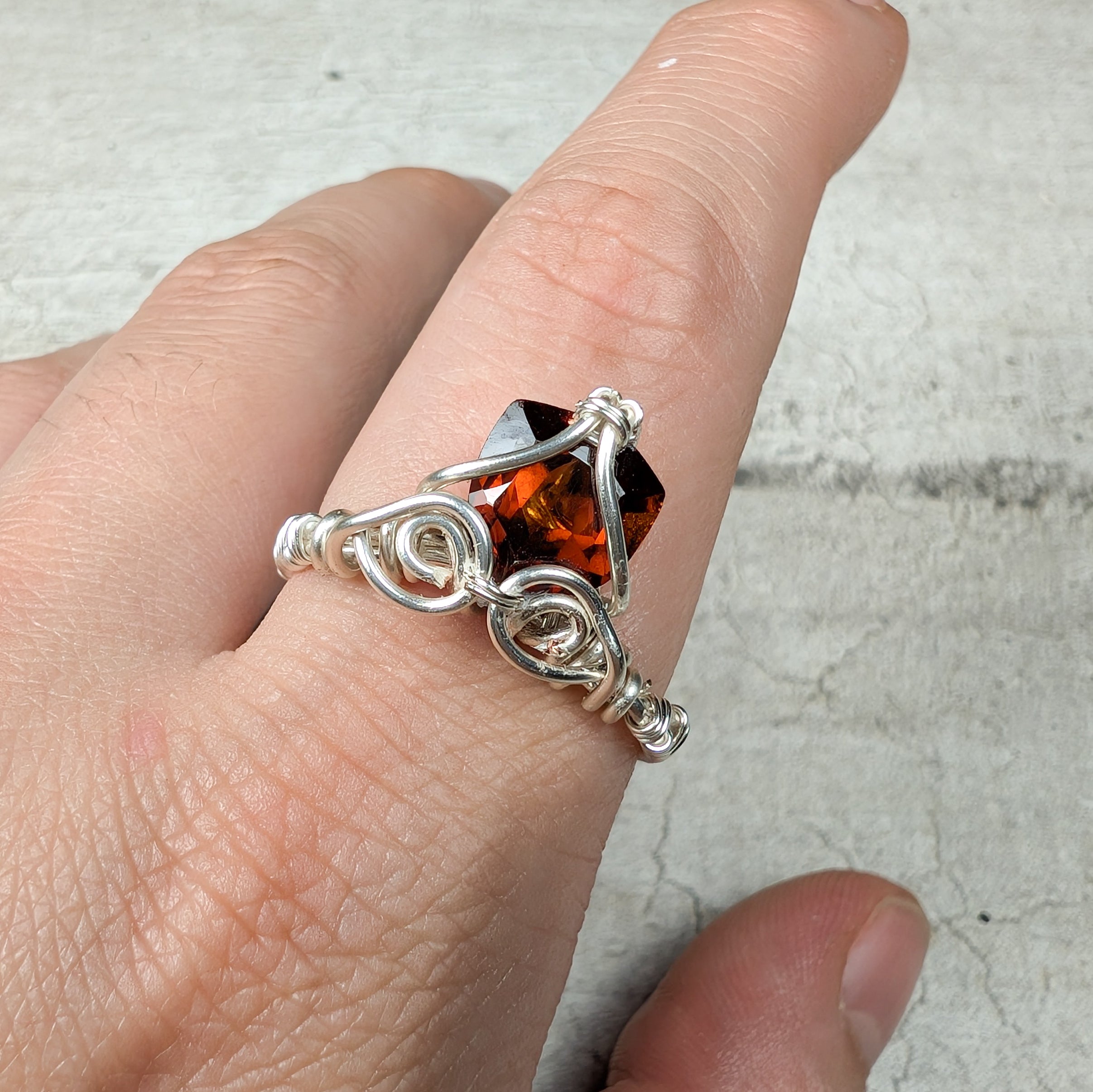 Bague Grenat – Wire Wrapping Cuivre Patiné – Création Unique Fait Main – Réglable