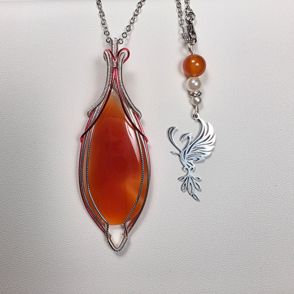Pendentif cornaline naturelle avec phénix sculpté en wire wrapping fait main