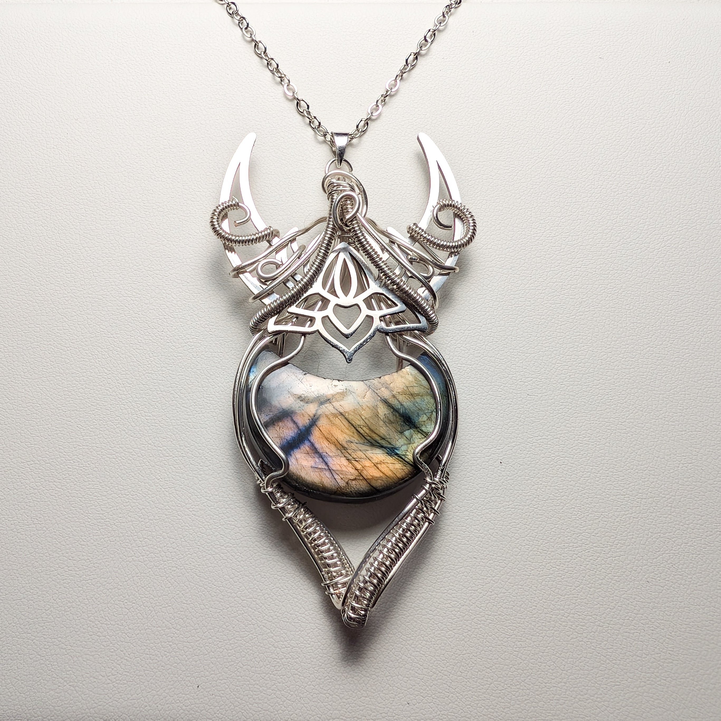 Pendentif Wire Wrapping Argenté Cuivre Patiné – Labradorite Bleue – Réglable – Pièce Unique