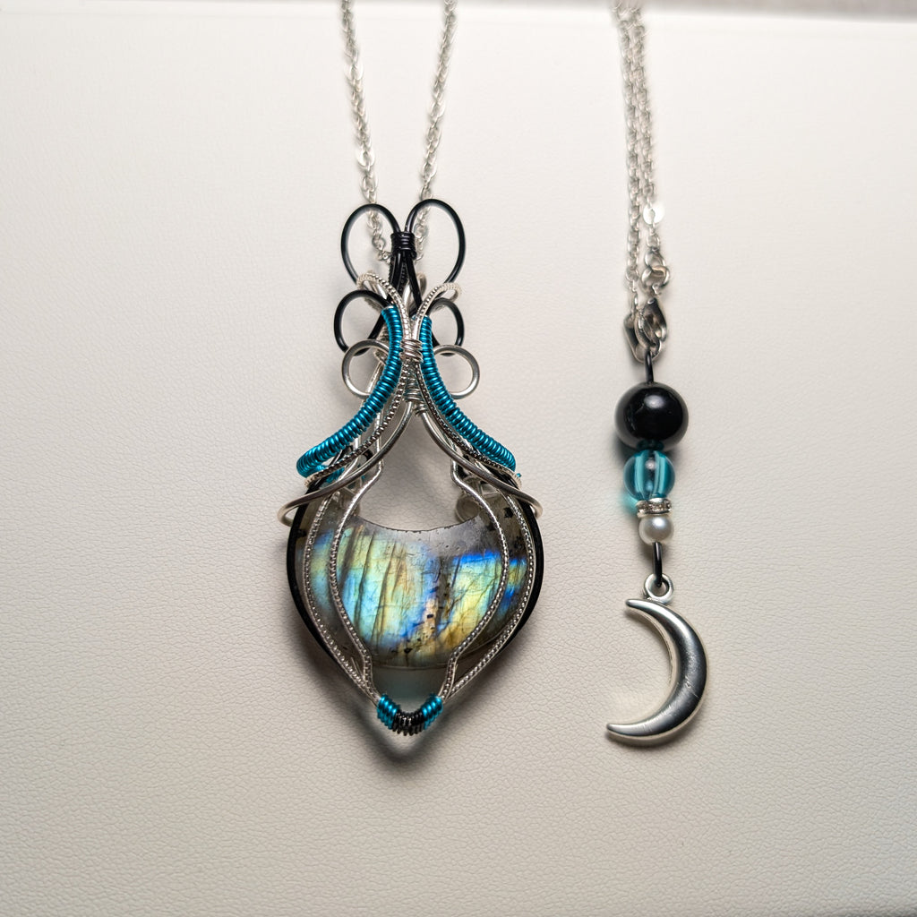 Pendentif Labradorite Lune – Wirewrapping Cuivre Patiné
