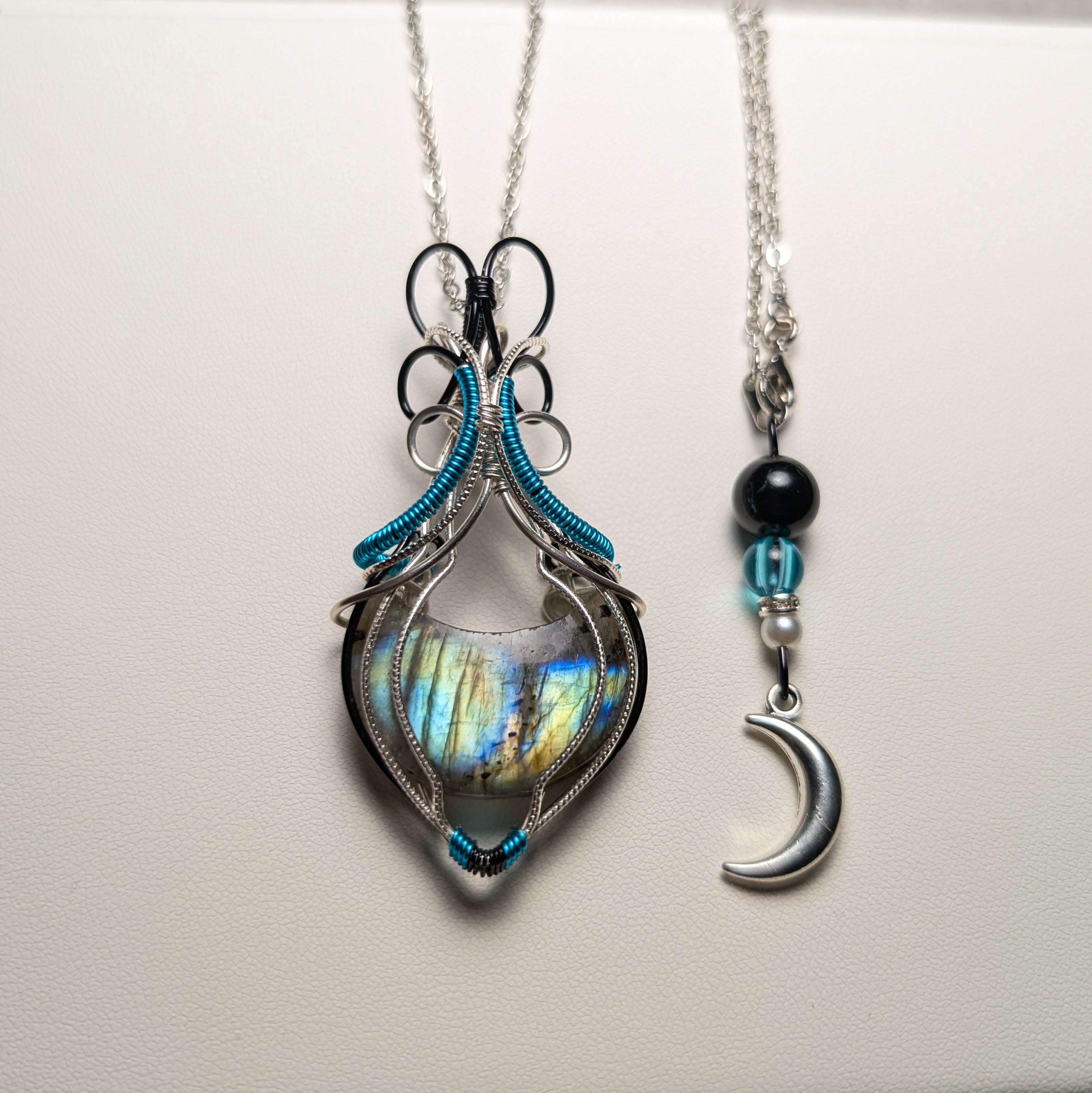 Pendentif Labradorite Lune – Wirewrapping Cuivre Patiné