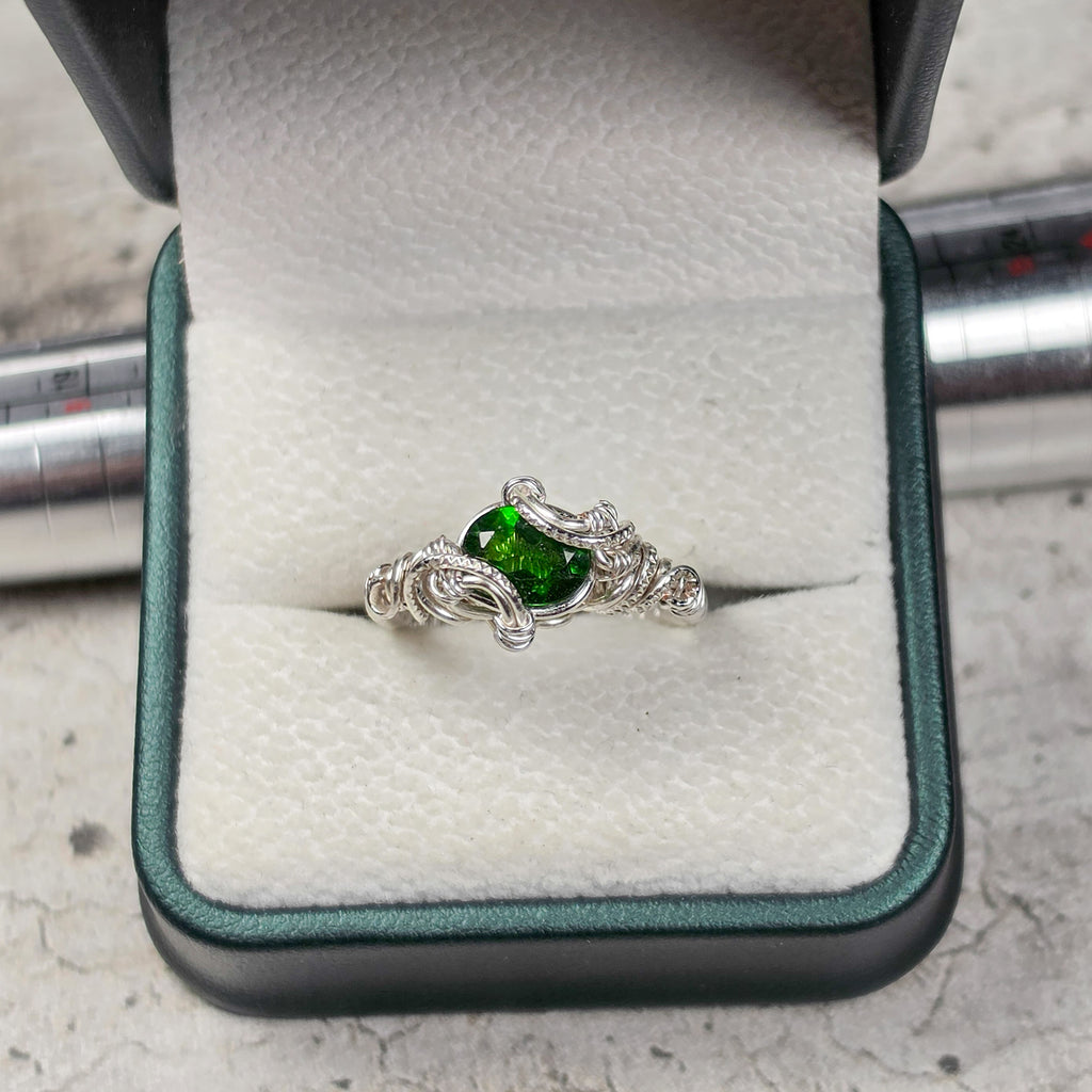 Bague Diopside Naturel – Monture Cuivre Patiné Fait Main