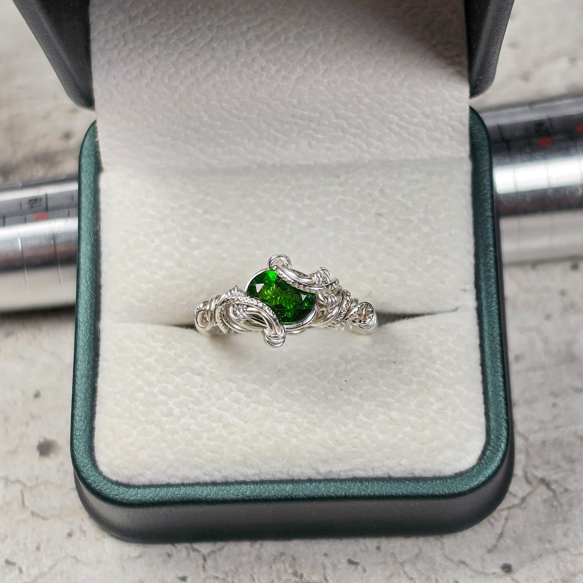 Bague Diopside Naturel – Monture Cuivre Patiné Fait Main