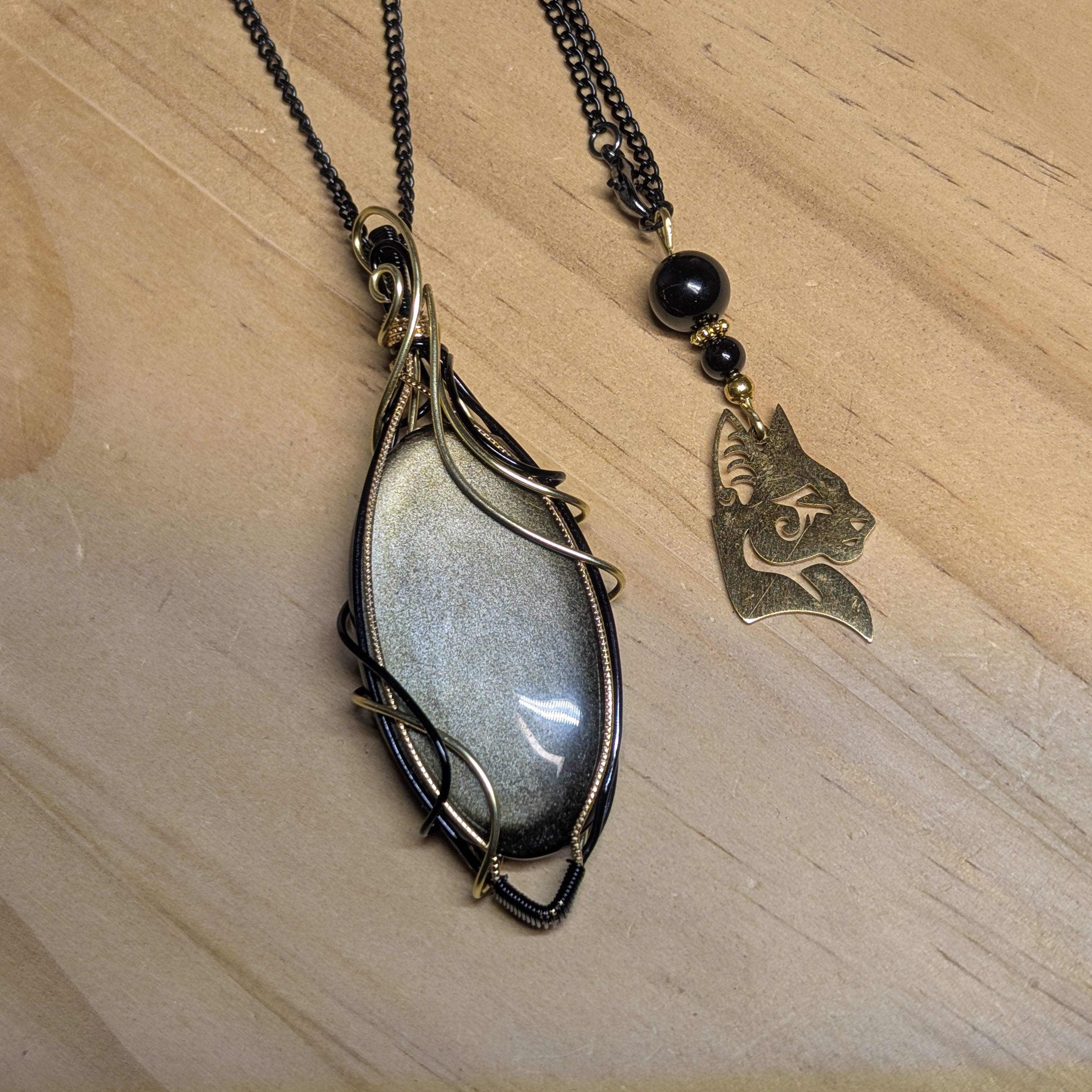 Pendentif artisanal en obsidienne dorée aux reflets chatoyants serti dans cuivre patiné noir et doré anti-ternissement, création unique fait main