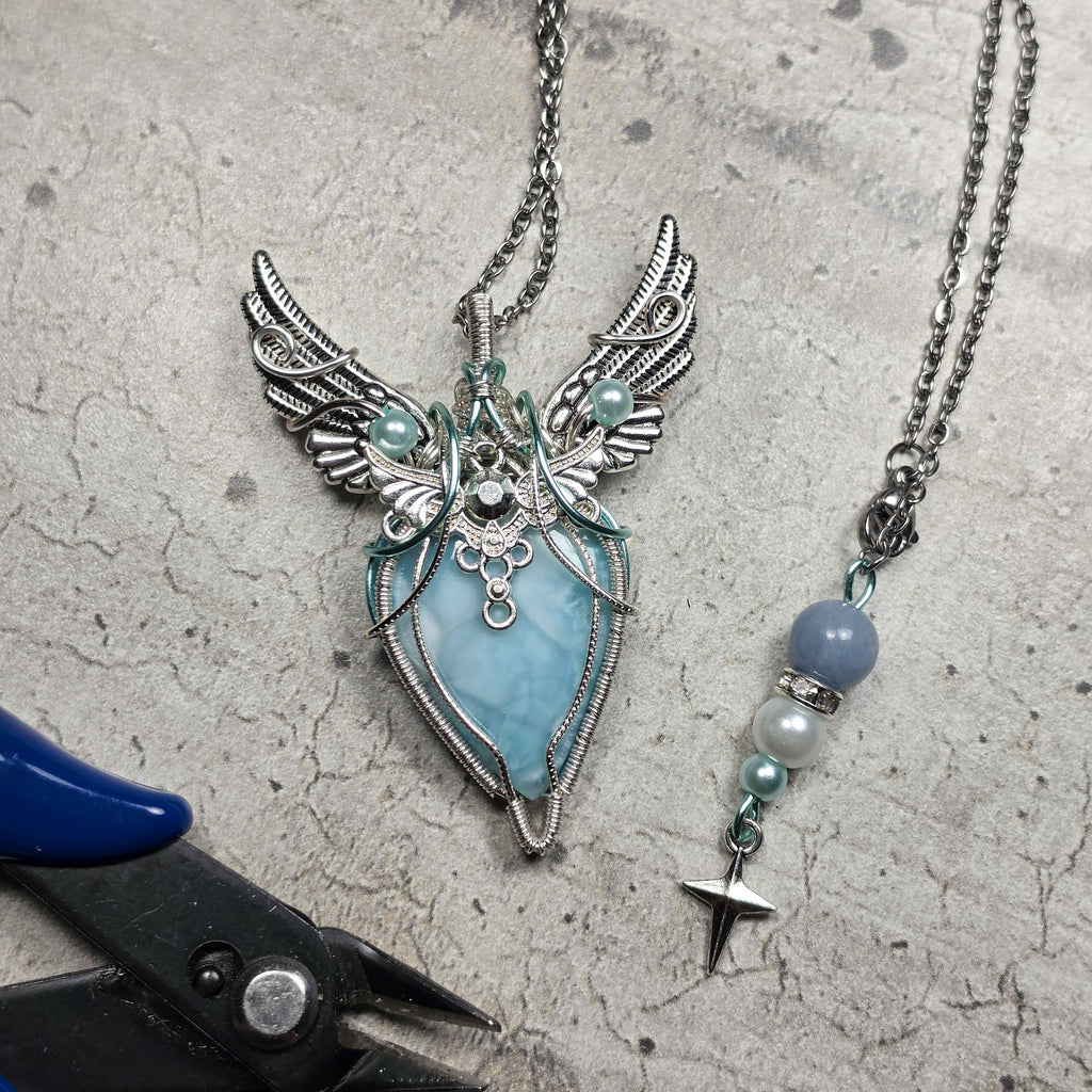 Pendentif Larimar — Pièce Unique en Cuivre Patiné, Wire Wrapping Fait Main